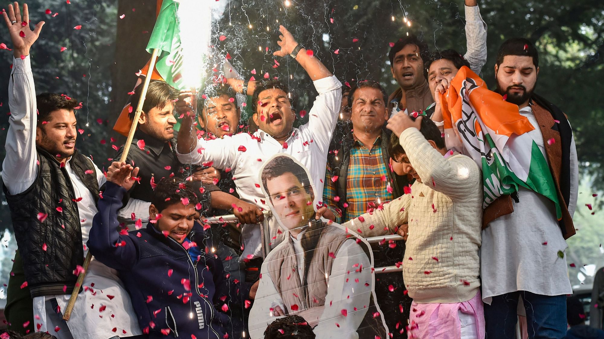 राजस्थान और छत्तीसगढ़ में कांग्रेस की जीत पर कार्यकर्ताओं का जश्न