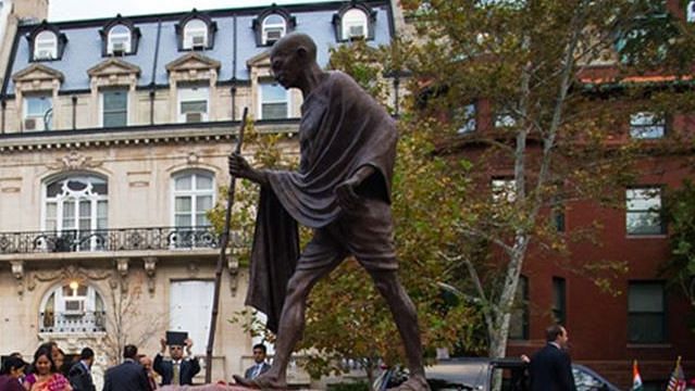 महात्मा गांधी की यह मूर्ति अब यहां से हटा ली गई है