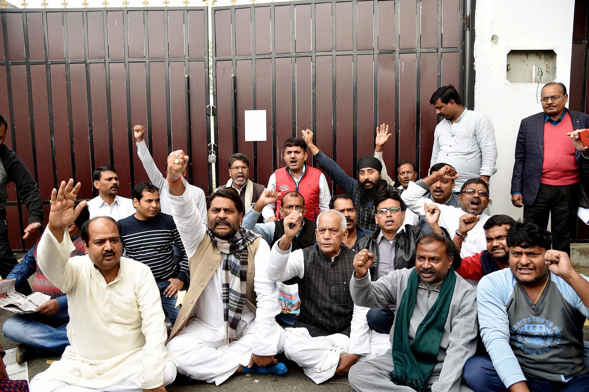 पटना में तेजस्वी का बंगला खाली कराने का विरोध कर रहे आरजेडी नेता