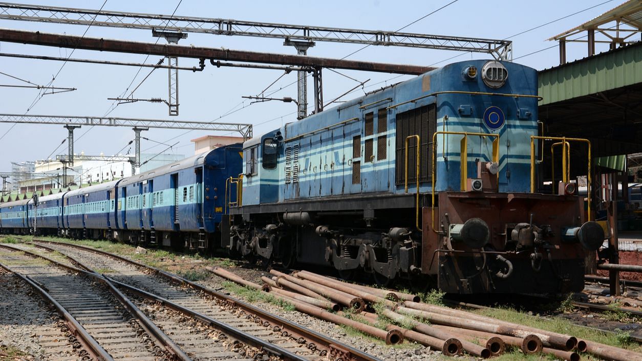 भारतीय रेलवे ने अपने ट्रेवलिंग टिकट एग्जामिनर को स्मार्ट बनाने की पूरी तैयारी कर ली है.