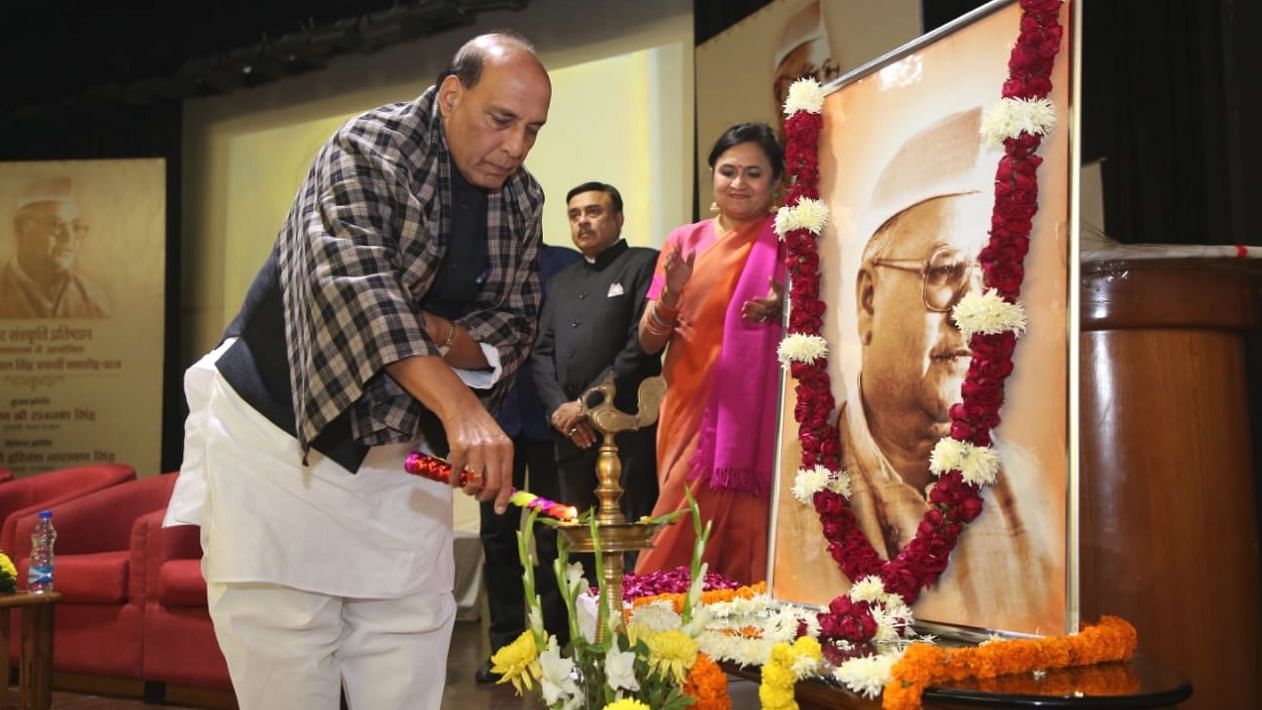 साहित्यकार और सांसद रहे डा. शंकर दयाल सिंह के जयंती समारोह में भाग लेकर उन्हें श्रद्धांजलि अर्पित करते गृह मंत्री राजनाथ सिंह&nbsp;