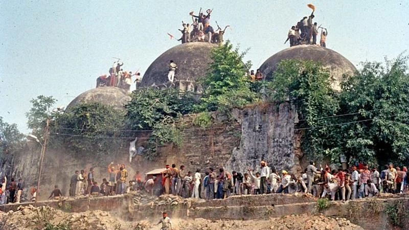 <div class="paragraphs"><p>6 दिसंबर को गिराई गई थी बाबरी मस्जिद (फोटो:Twitter)</p></div>