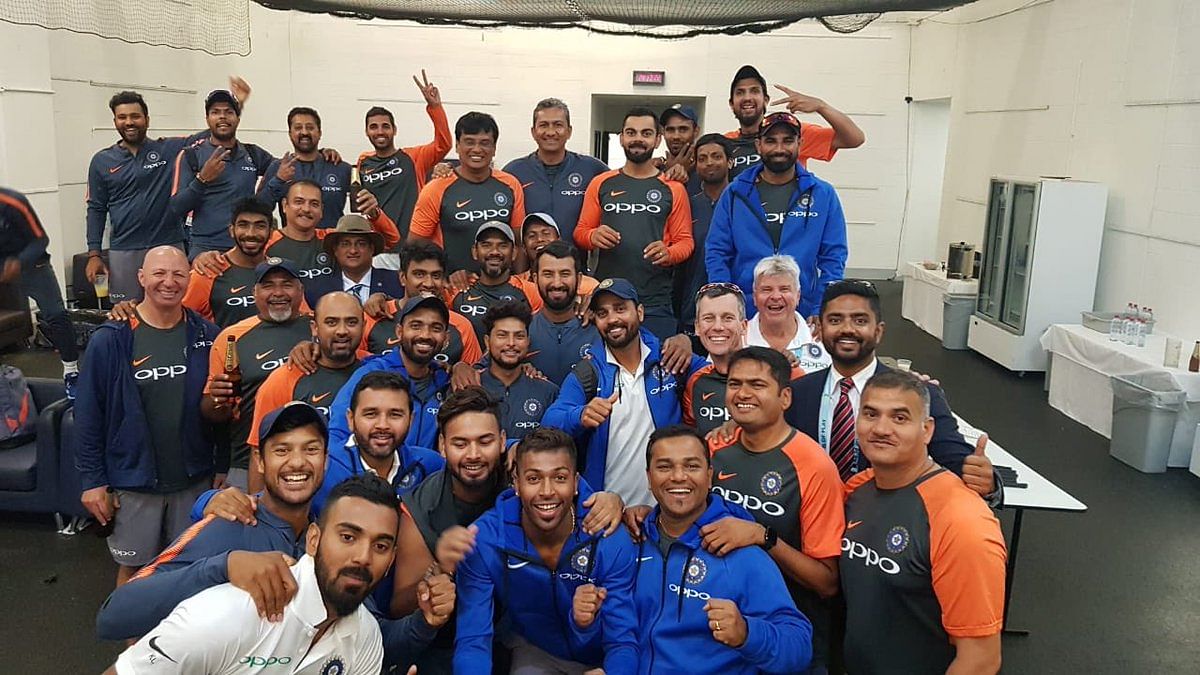 मेलबर्न टेस्ट में जीत के बाद ड्रेसिंग रूम में जीत की खुशी मनाती टीम इंडिया