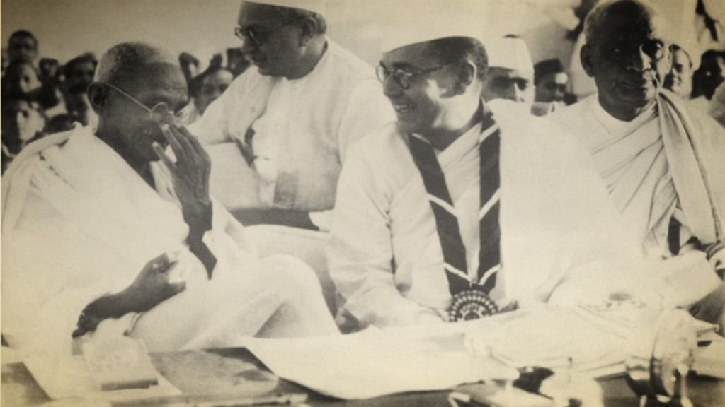 गांधी के साथ बोस, उनके बगल में बैठे हैं वल्लभ भाई पटेल