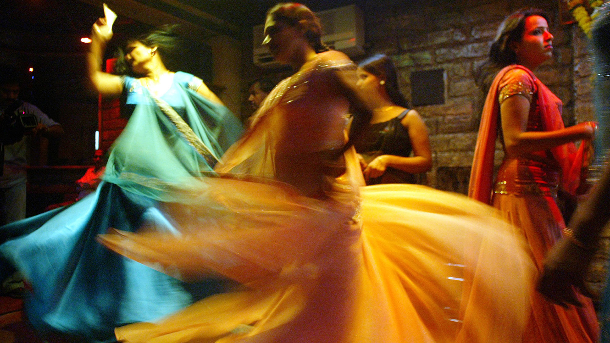 मुंबई के एक डांस बार में डांस करती हुईं बार बालाएं&nbsp;