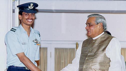 वतन वापसी के बाद पूर्व पीएम अटल बिहारी वाजपेयी के साथ IAF पायलट के. नचिकेता