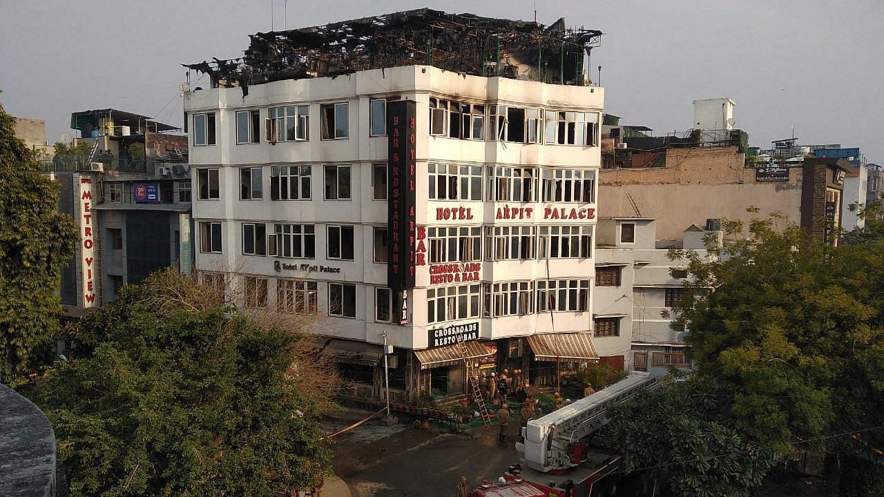 जान बचाने के लिए होटल के दो कर्मचारी चौथी मंजिल से कूद गए
