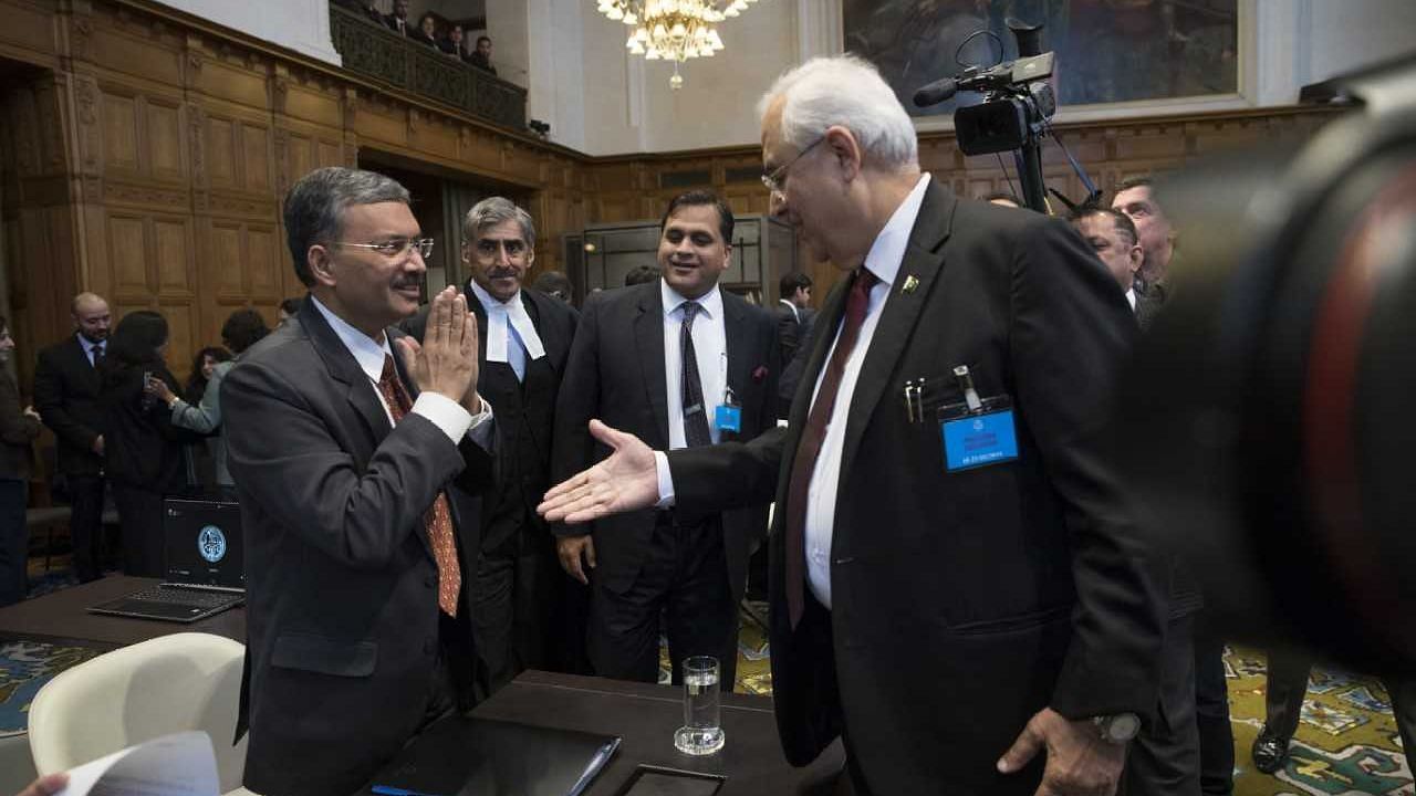  भारतीय विदेश मंत्रालय के संयुक्त सचिव दीपक मित्तल ने पाकिस्तान के अटॉर्नी जनरल अनवर मंसूर खान से हाथ मिलाने से किया इनकार