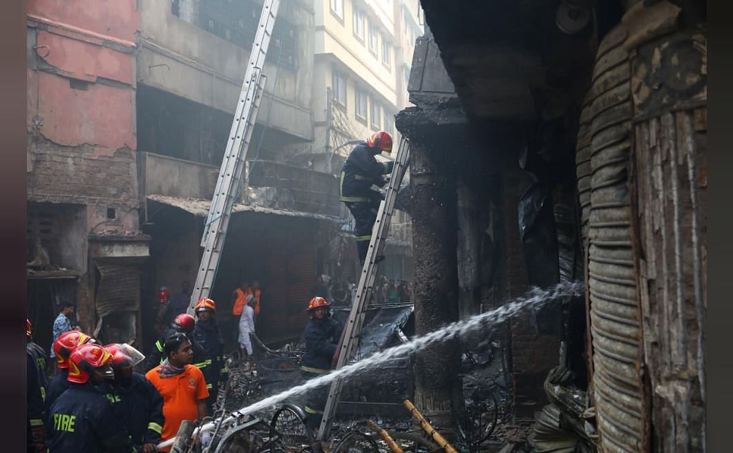 2013 में भी ढाका में कपड़ा फैक्ट्रियों वाली एक इमारत के गिरने से 1100 लोगों की मौत हो गई थी.  