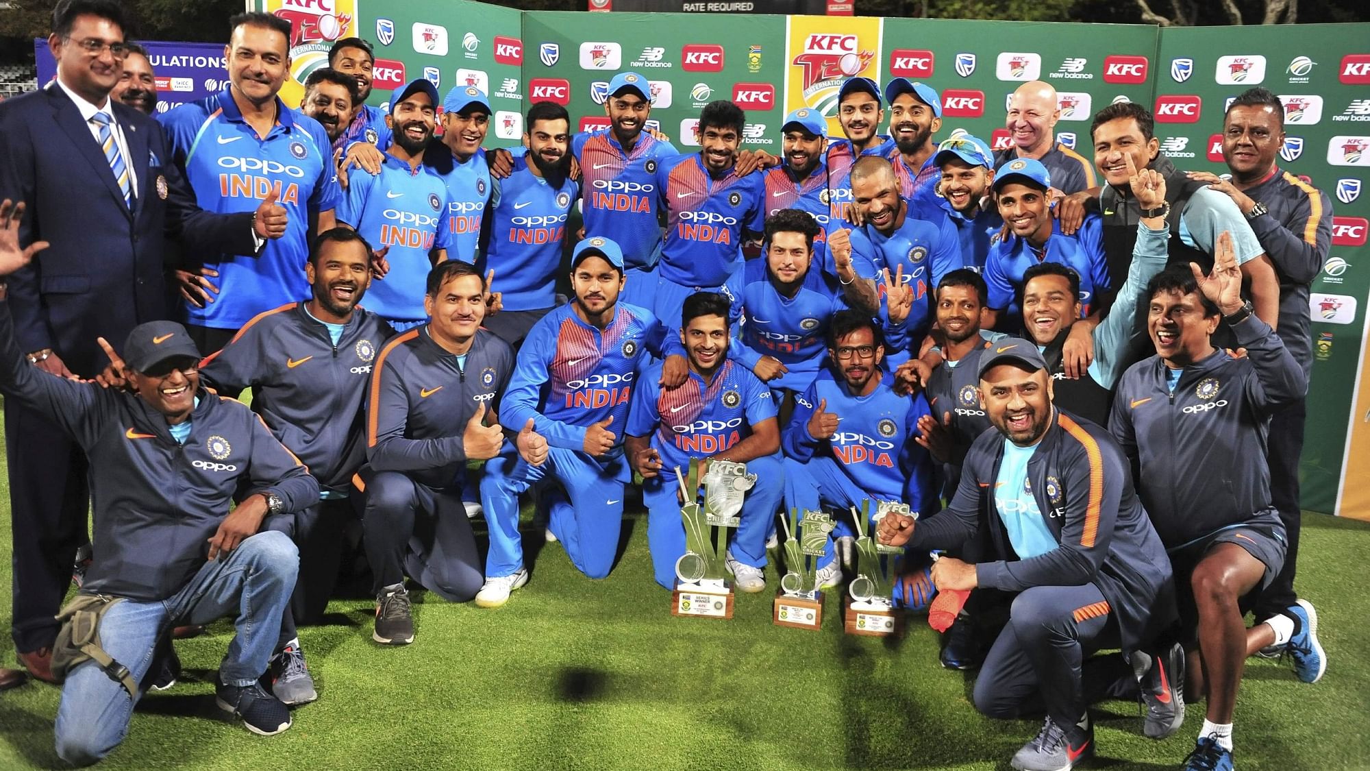 भारतीय क्रिकेट टीम साउथ अफ्रीका में जीत के बाद ट्रॉफी के साथ