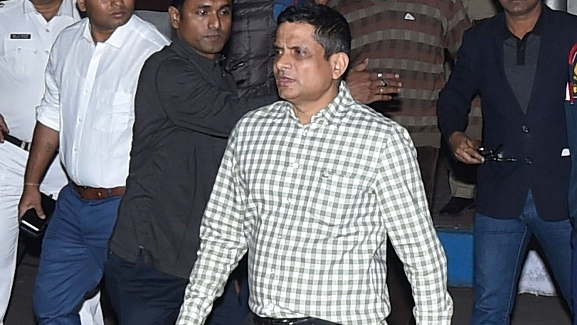 कोलकाता पुलिस कमिश्नर राजीव कुमार पर चिटफंड घोटाले में शामिल होने का आरोप.