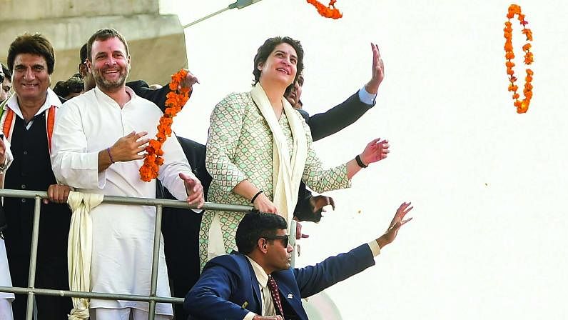 लखनऊ रोडशो के दौरान कांग्रेस के राष्ट्रीय अध्यक्ष राहुल गांधी और उत्तर प्रदेश कांग्रेस अध्यक्ष राज बब्बर के साथ प्रियंका गांधी वाड्रा