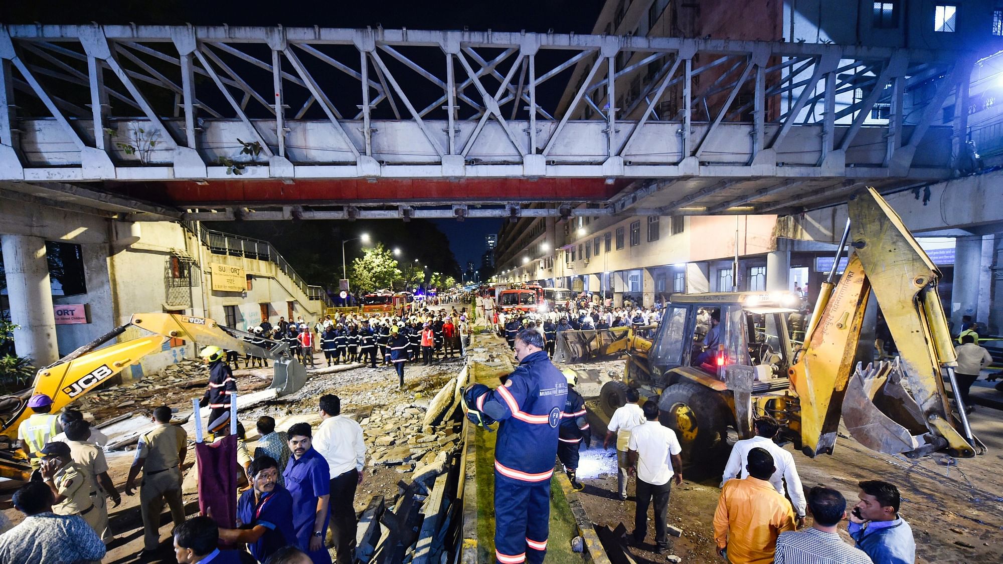 मुंबई फुट ओवर ब्रिज हादसा: CM देवेंद्र फडणवीस ने दिया जांच का आदेश