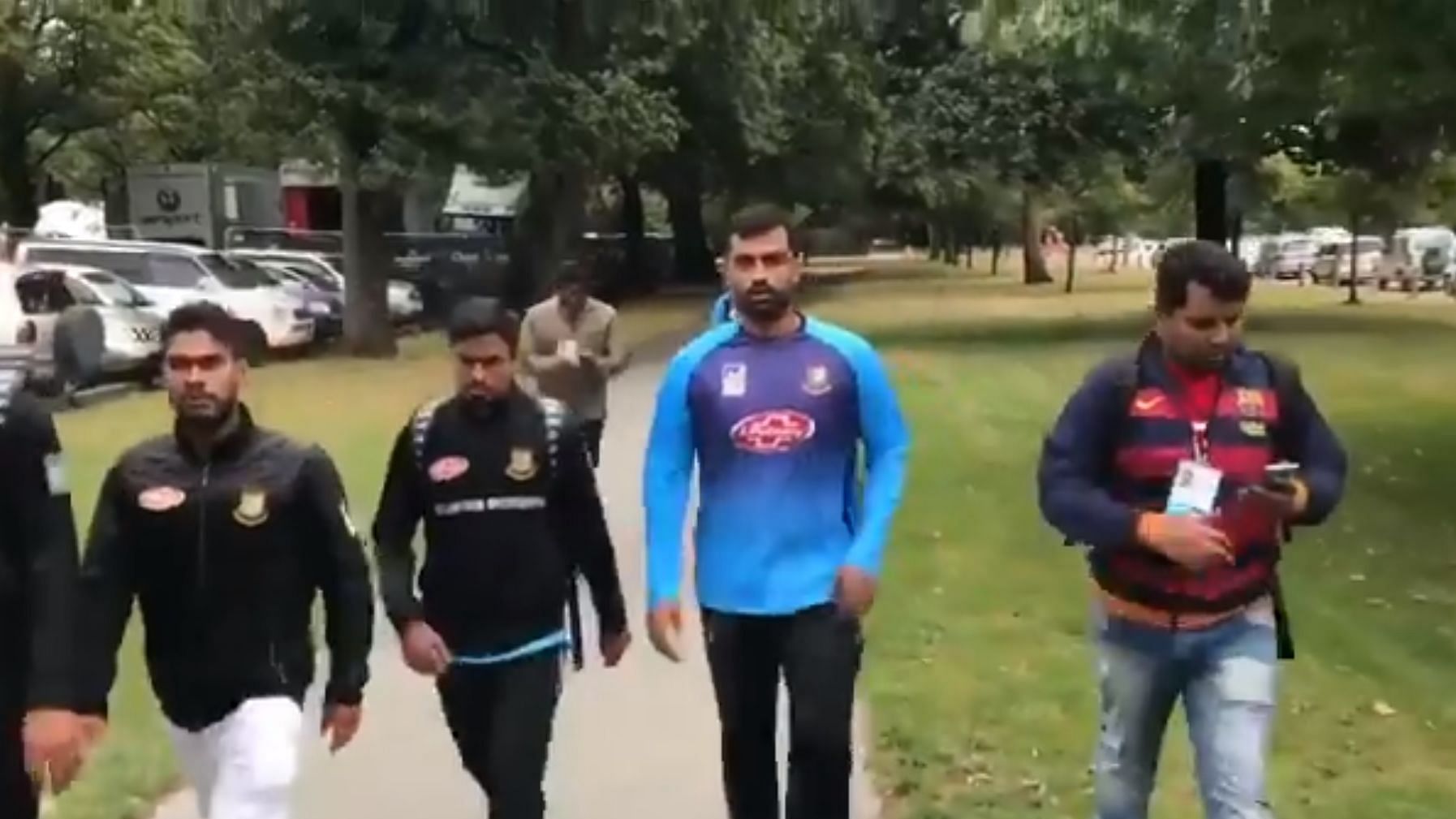 हमले के बाद सुरक्षित निकलते बांग्लादेश क्रिकेट टीम के खिलाड़ी&nbsp;