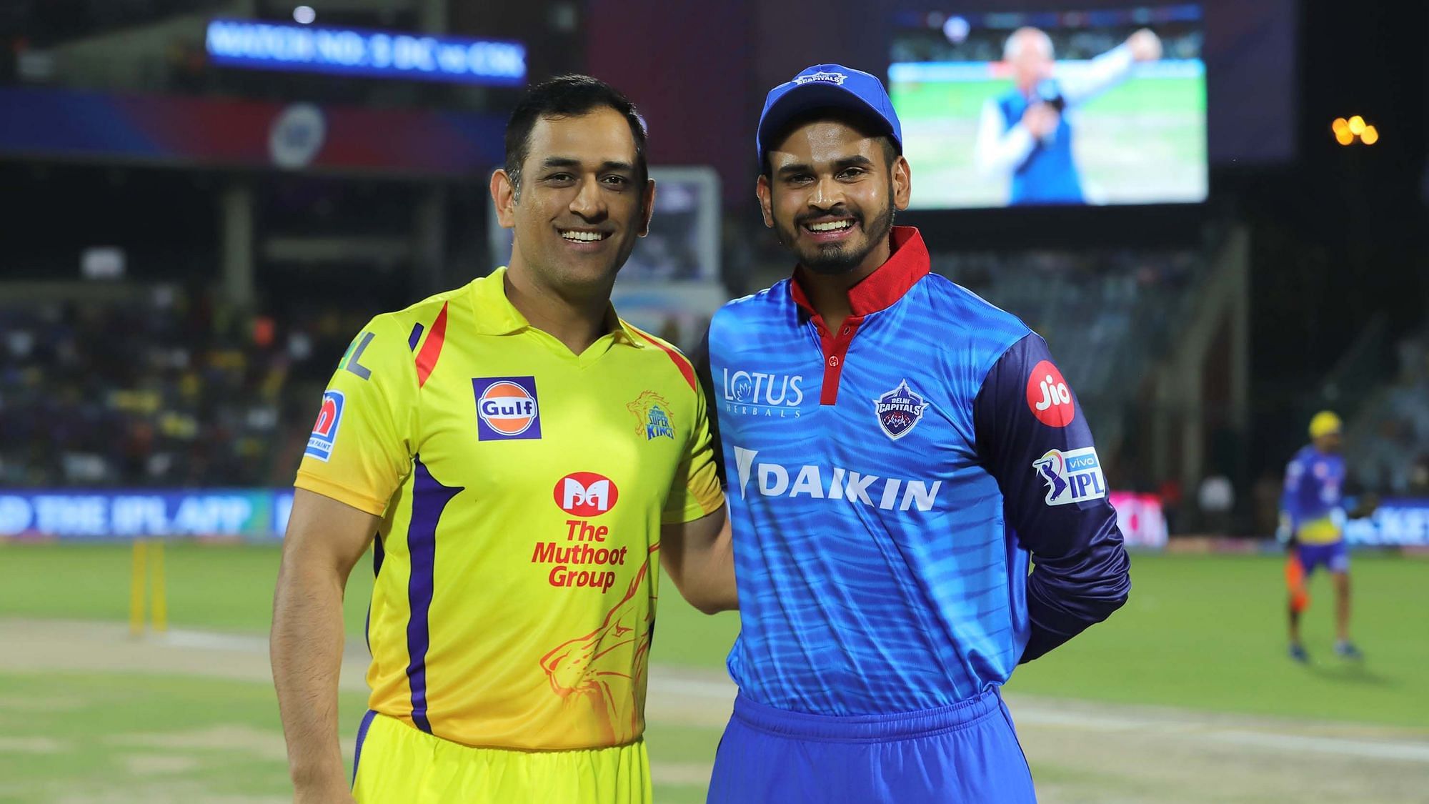 चेन्नई सुपर किंग्स के कप्तान महेंद्र सिंह धोनी के साथ श्रेयस अय्यर
