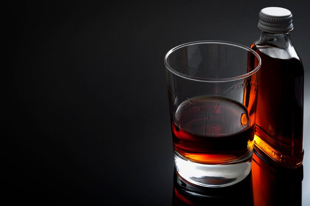 भारत में अवैध देसी शराब पीने से हर दिन 15 लोगों की मौत होती है.