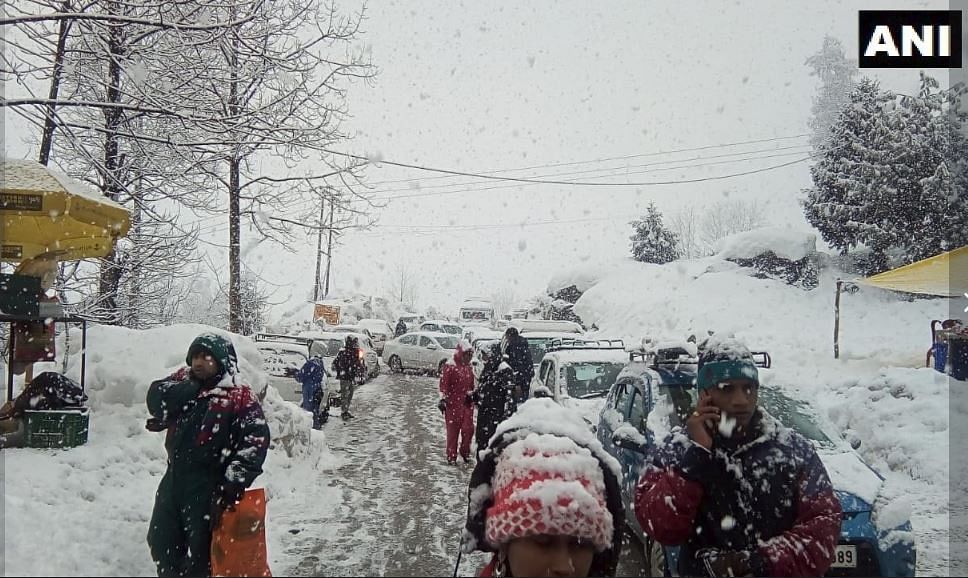 कुल्लू जिले के सोलंग में बर्फबारी के चलते मनाली-लेह रोड पर जाम लग गया