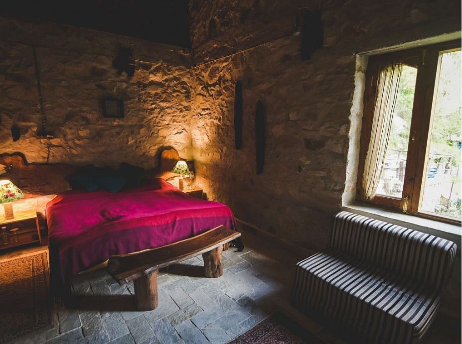 कंताल के नजदीक, ये पहाड़ी हाउस बेहद खूबसूरत है. यहां इको फ्रेंडली कॉटेज देखने को मिलेंगे, जो लकड़ी, मिट्टी और पत्थर से बनाए गए हैं