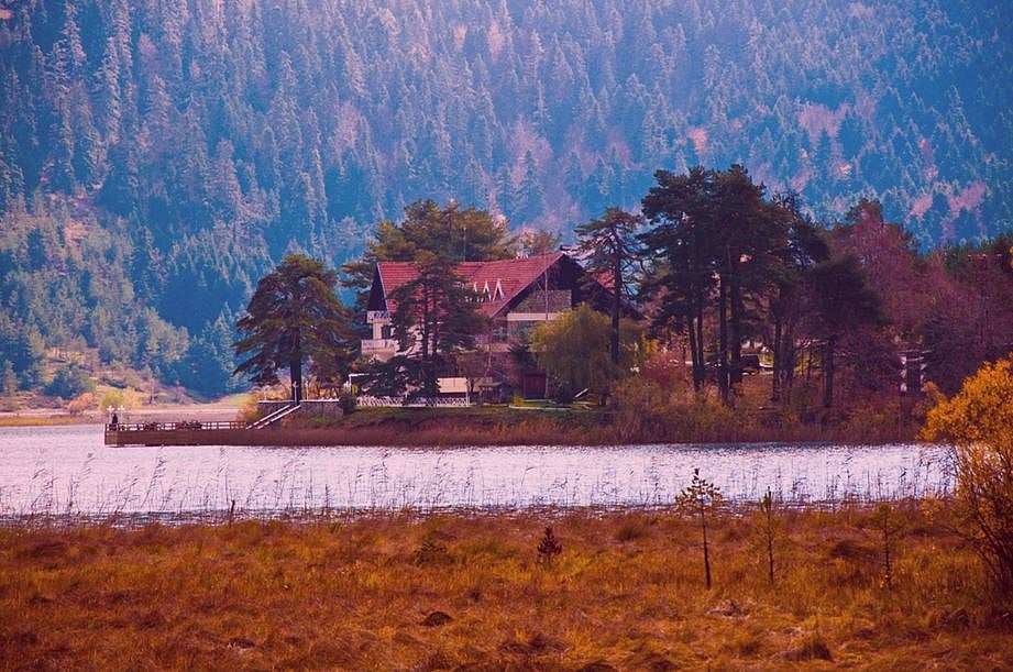 क्या आप भी घूमने के शौकीन है? और वही भीड़भाड़ में बसे होटलों में स्टे करने से उकता गए हैं तो ये जगह आजमाएं