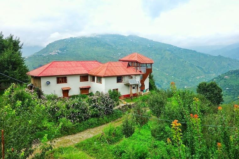 पहाड़ियों के सामने कमरों में प्राइवेट सिेट आउट एरिया है जो बोनफायर के लिए परफेक्ट है