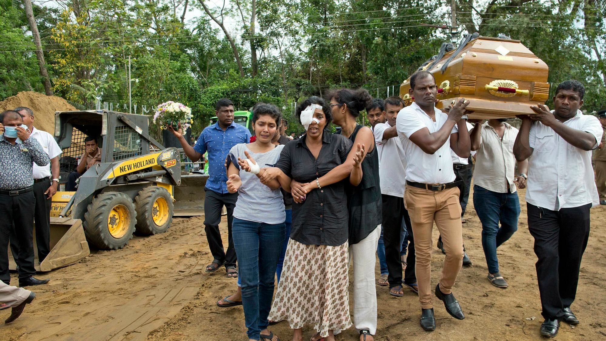  नेगंबो में परिवार के लोगों के साथ मृतक को दफनाने  ले जाते परिजन&nbsp;