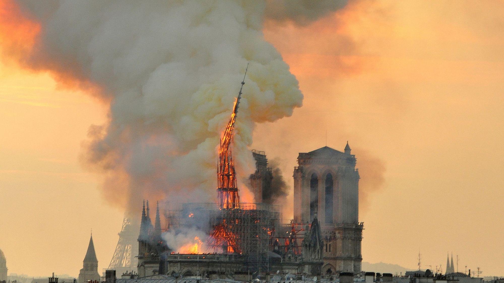 फ्रांस की राजधानी पेरिस स्थित नॉत्रे डेम कैथेड्रल में लगी भीषण आग