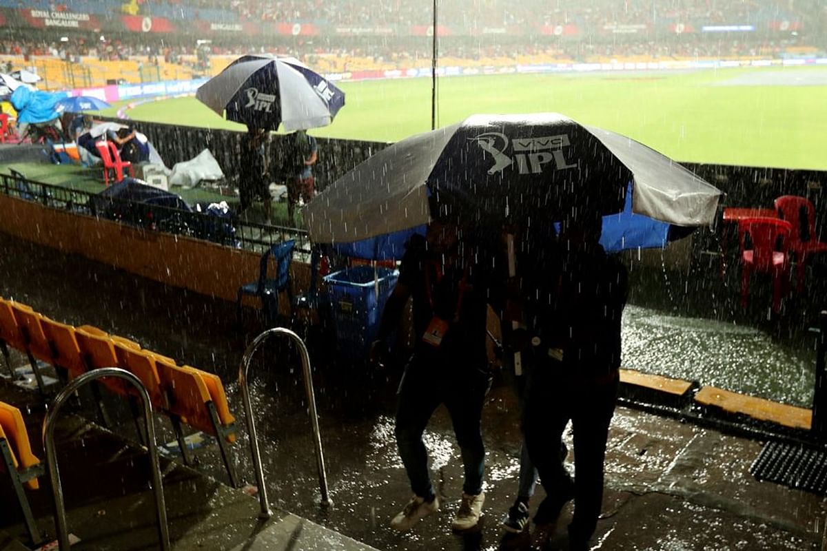 इससे पहले कि मैच शुरू हो पाता, बैंगलोर में बारिश शुरू हो गई.