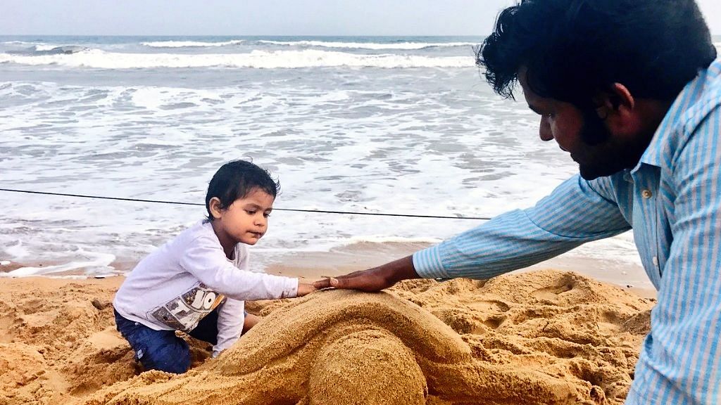 ओडिशा के पुरी समुद्री बीच पर अपने बेटे के साथ सैंड आर्टिस्ट सुदर्शन पटनायक