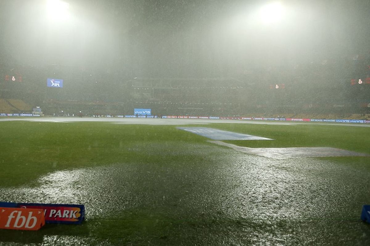 इससे पहले कि मैच शुरू हो पाता, बैंगलोर में बारिश शुरू हो गई.