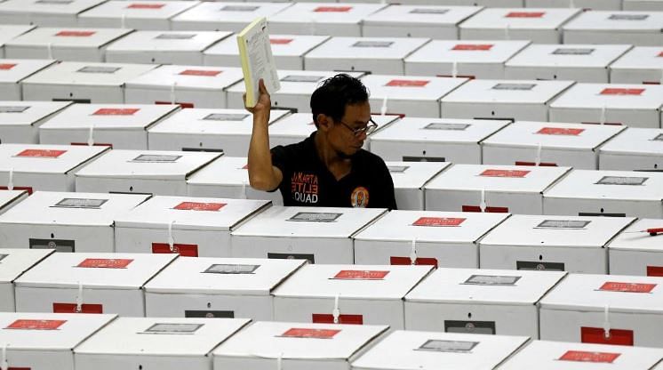 इंडोनेशिया में करोड़ों वोटों की गिनती कर रहे कर्मचारियों में 270 की थकान से मौत 
