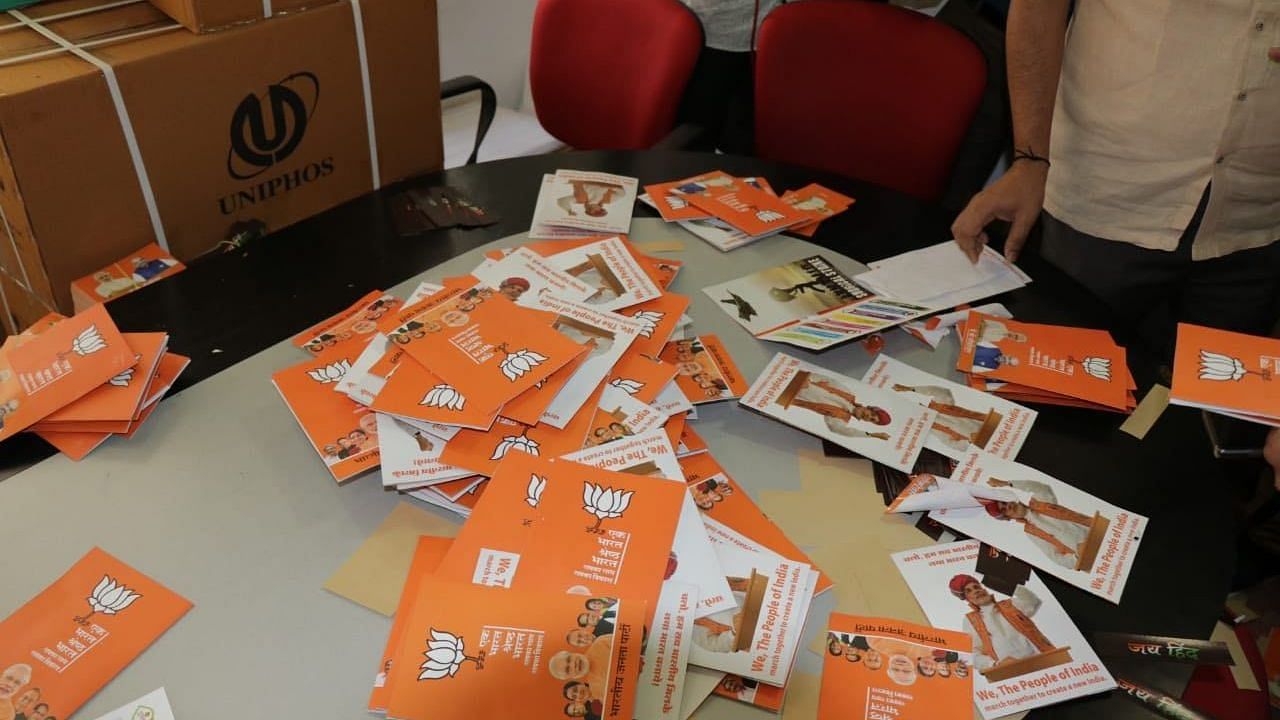 चुनाव आयोग के छापे में बरामद किया गया बीजेपी का पैम्फलेट