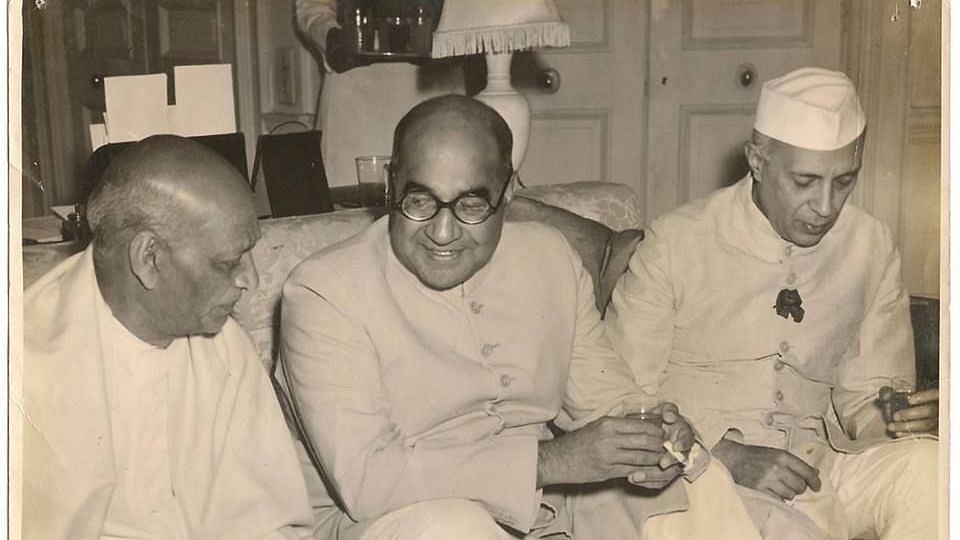 जवाहर लाल नेहरू के साथ पाकिस्तानी प्रधानमंत्री लियाकत अली  (बीच में) और सरदार वल्लभभाई पटेल. यह फोटो दिल्ली पैक्ट पर चर्चा के दौरान गवर्नमेंट हाउस दिल्ली की है