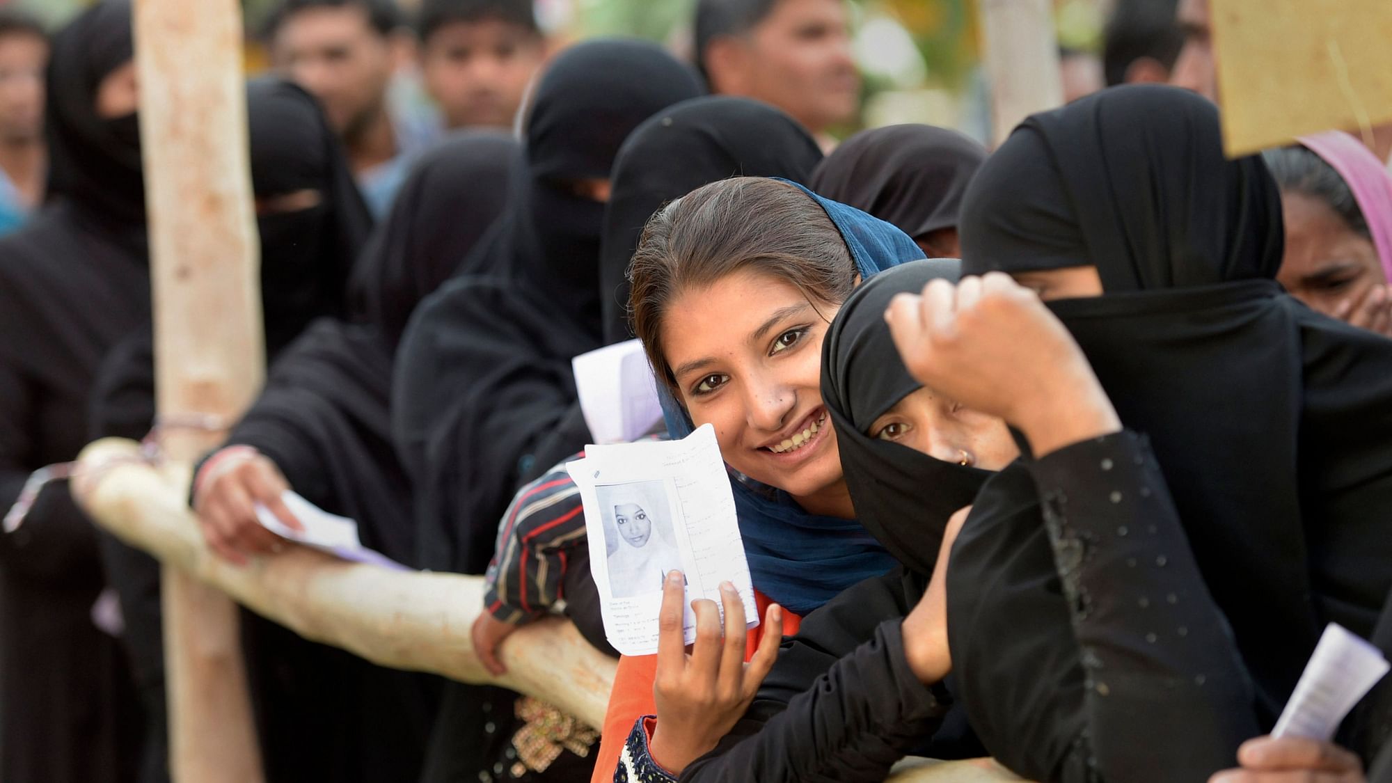 बुलंदशहर में एक पोलिंग बूथ पर वोटिंग के लिए लाइन में खड़ी महिलाएं
