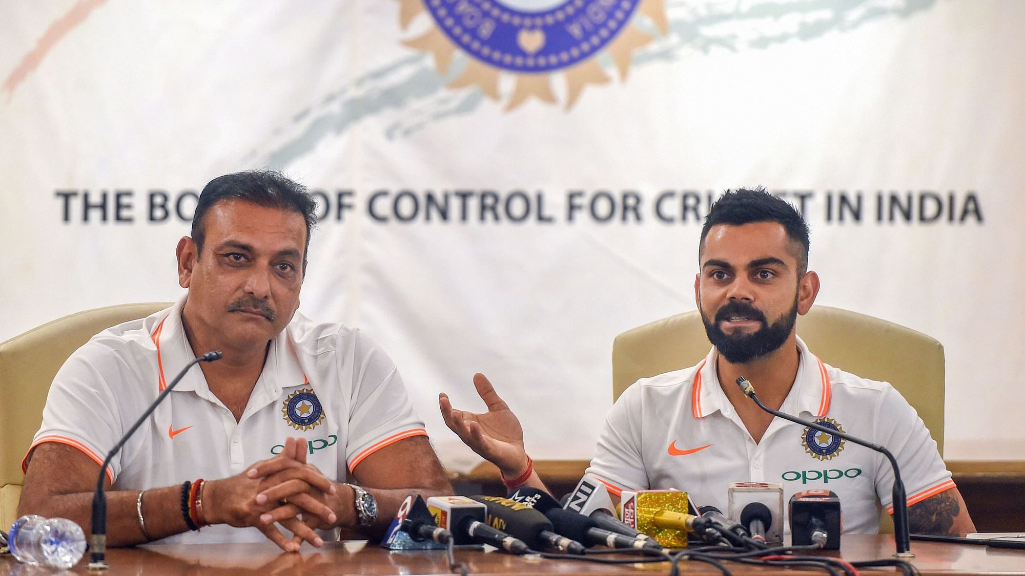 टीम इंडिया के कप्तान विराट कोहली(बाएं) और कोच रवि शास्त्री