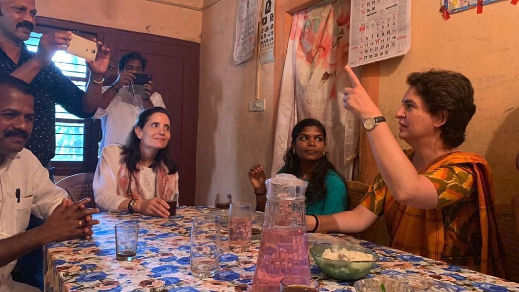 प्रियंका गांधी ने एक आम परिवार के साथ बैठकर खाया खाना&nbsp;