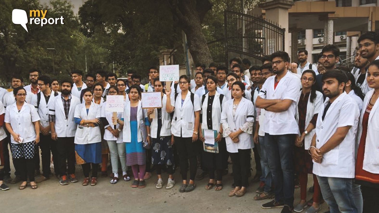 नागपुर के ग्रांट मेडिकल कॉलेज में स्टूडेंट्स का प्रदर्शन