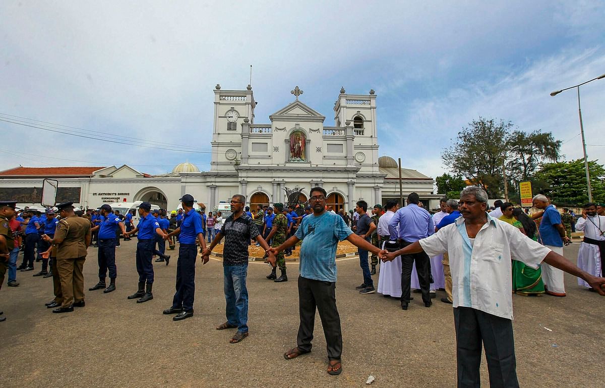 श्रीलंकाई पुलिस अब तक 58 संदिग्धों को अलग-अलग इलाकों से गिरफ्तार कर चुकी है
