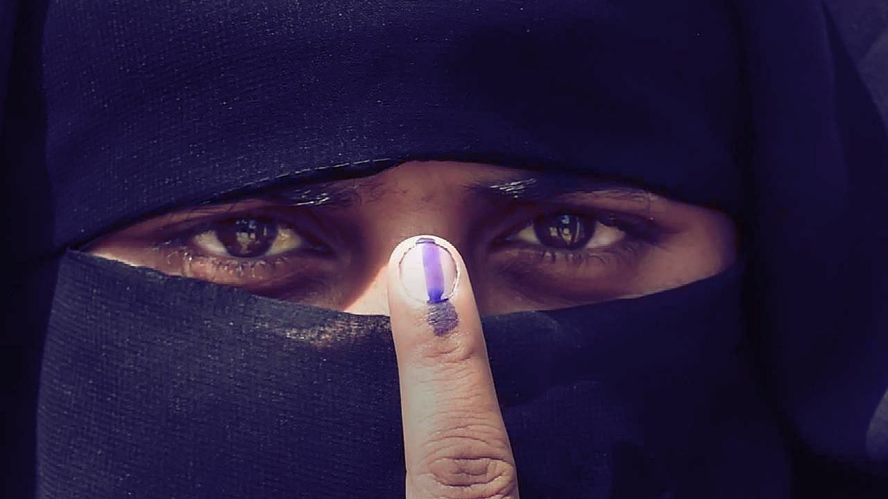 गाजियाबाद के मसूरी में वोट देने के बाद निशान दिखाती एक महिला वोटर
