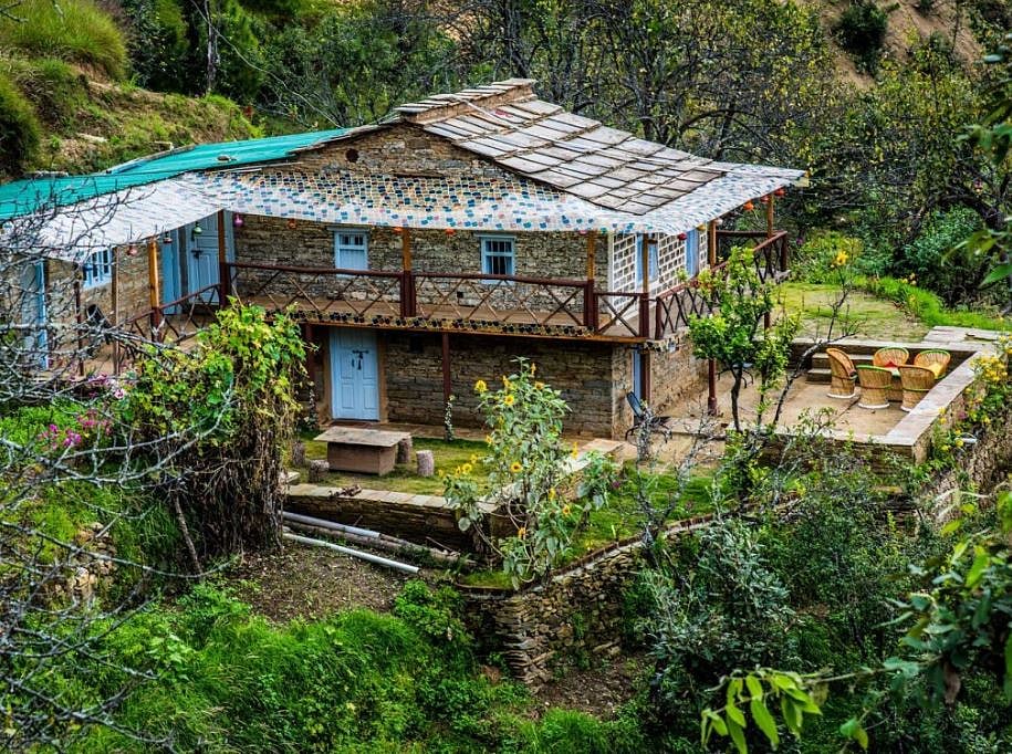 अल्मोड़ा के पास बने सुकून कॉटेज हिमालय की गोद में हरे भरे पेड़ों के बीच बसा हुआ है