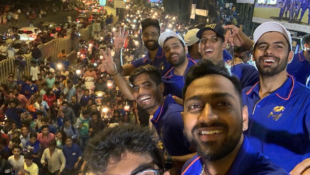 IPL 2019: विक्ट्री परेड निकाल मुंबई ने कुछ ऐसे मनाया जश्न...