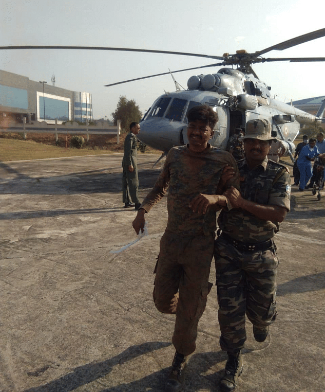 घायल जवानों को हेलीकॉप्टर के जरिए रांची लाया गया, जहां उनका इलाज चल रहा है. 