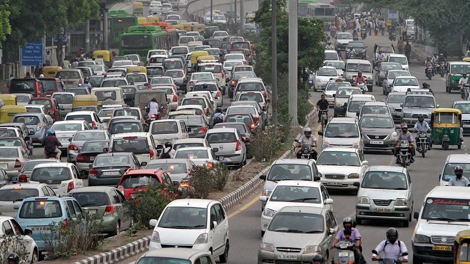 भारतीय शहरों में सड़कों पर गाड़ियों का काफी दबाव है