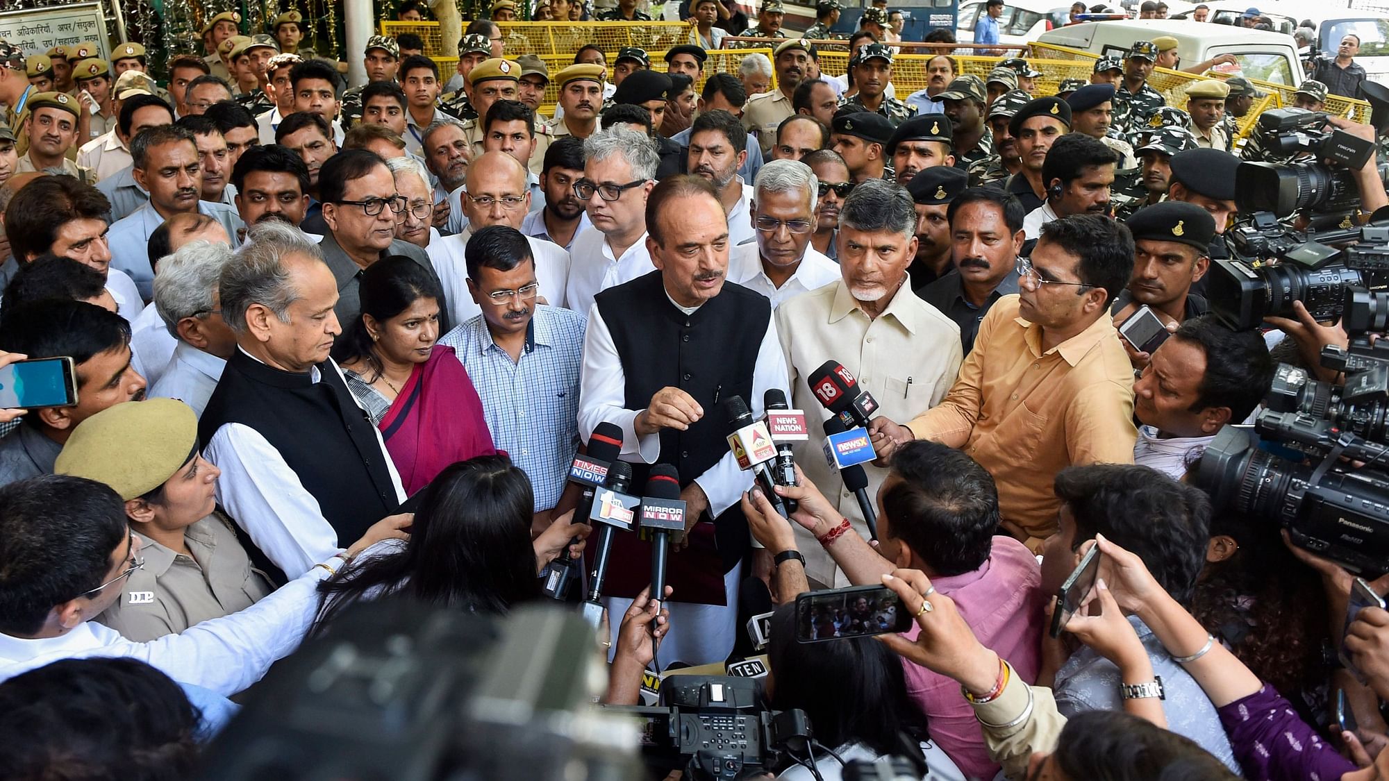 मंगलवार को दिल्ली में मीडिया से&nbsp; बात करते विपक्षी दलों के नेता