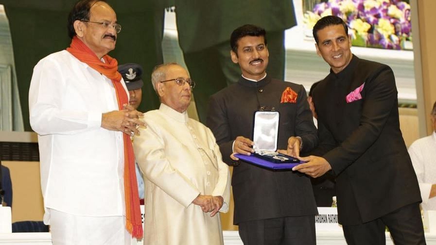 2017 में राष्ट्रपति प्रणब मुखर्जी से नेशनल अवॉर्ड लेते अक्षय कुमार