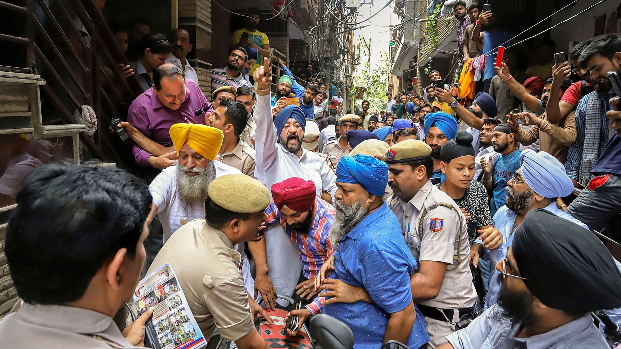 ग्रामीण सेवा ड्राइवर के साथ पुलिस कर्मियों की मारपीट से आक्रोशित दिल्ली गुरुद्वारा प्रबंधक कमेटी के सदस्य