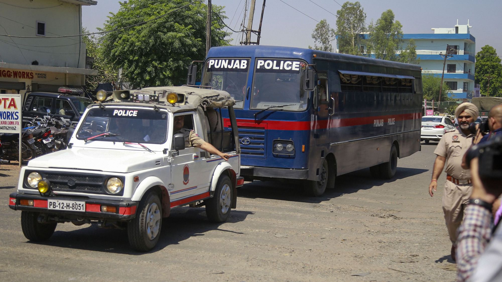 कठुआ कांड के आरोपियों को कोर्ट में पेश करने के लिए ले जाती पंजाब पुलिस