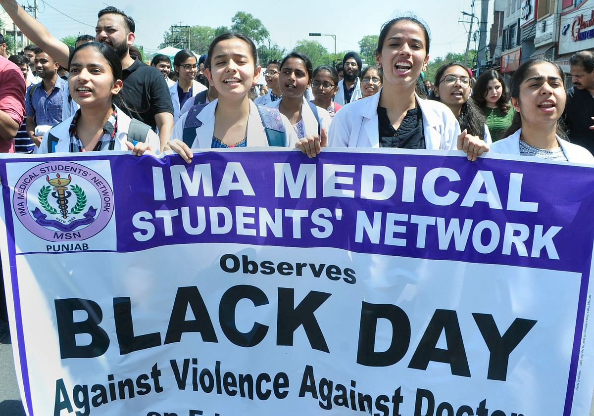 पश्चिम बंगाल में जूनियर डॉक्टरों की हड़ताल का आज पांचवा दिन है. 