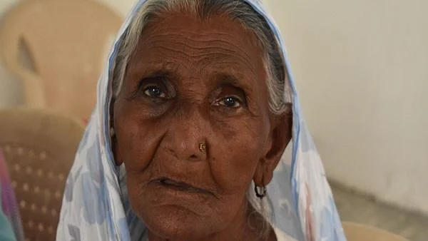 ‘‘बेटे ने मुझे इतनी जोर से मारा कि अब सुनने में दिक्कत होती है’’