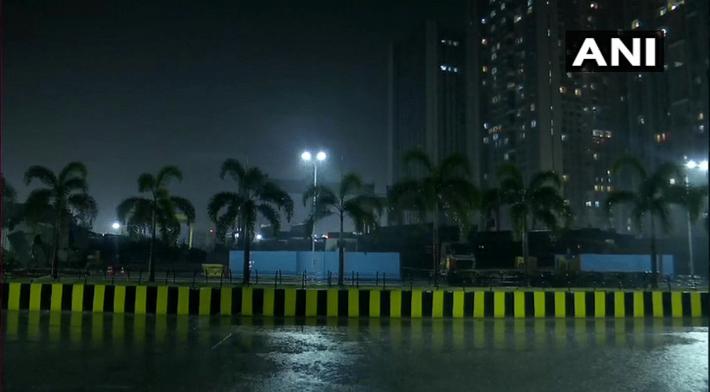 तेज बारिश के चलते मुंबई में लोकल ट्रेन और फ्लाइट्स की आवाजाही पर असर पड़ा है.