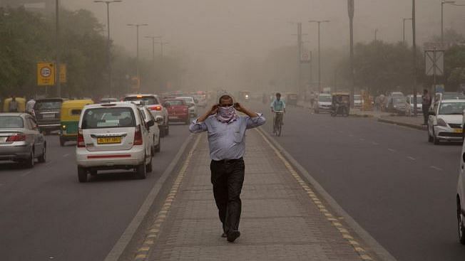 दिल्ली-एनसीआर में गर्मी के साथ तेज हवाओं की वजह से धूल उड़ रही है